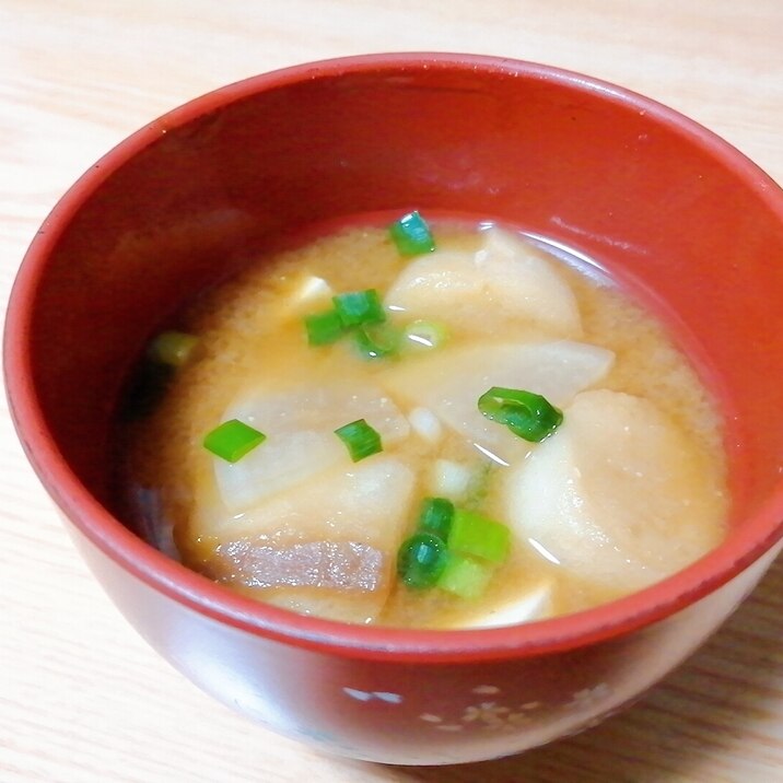 豆腐と大根と麩と小ねぎの味噌汁